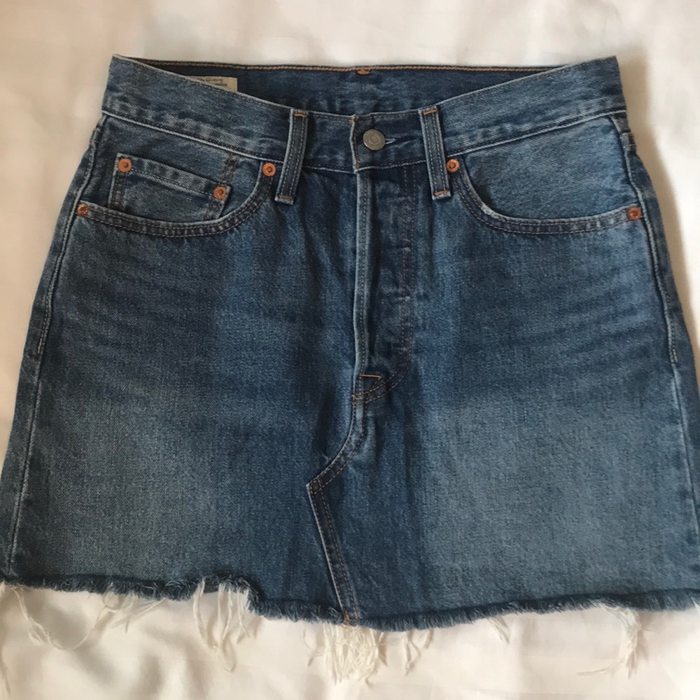 Levi’s mid rinse buttonfly deconstructed denim mini skirt EUC